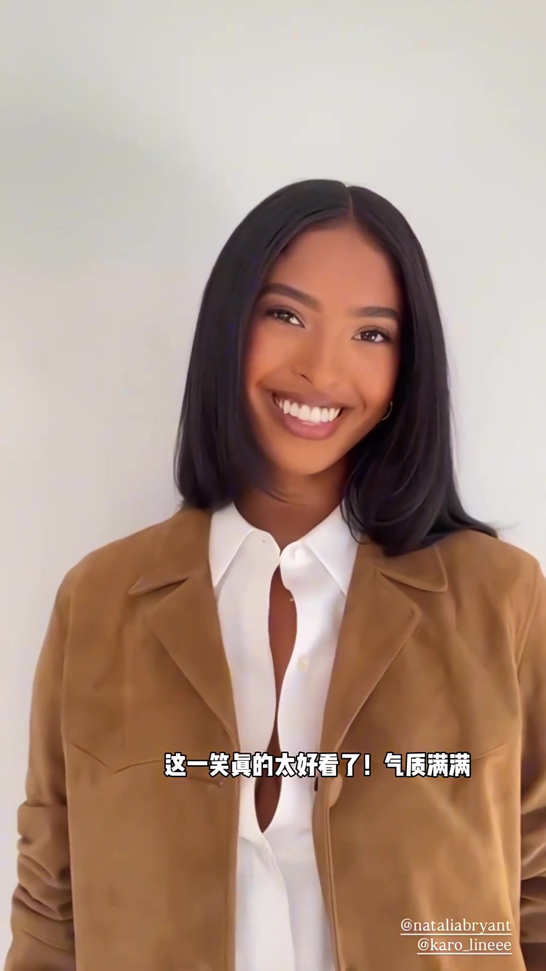 科比大女儿娜娜一身鹿皮套装白衬衣穿搭 真的越来越漂亮了