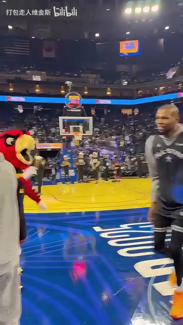 名场面库里全明星赛中场背投一击即中震撼全场