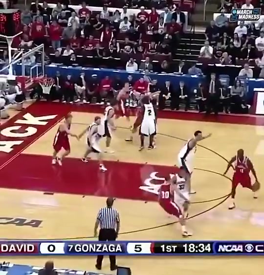 就此开启巨星之路回顾17年前库里疯三狂轰40分助队取胜