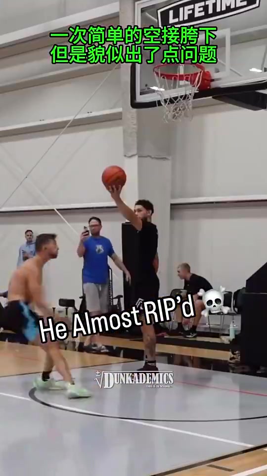 太恐怖了白乔丹最危险的一次扣篮差点被球网勒住脖子