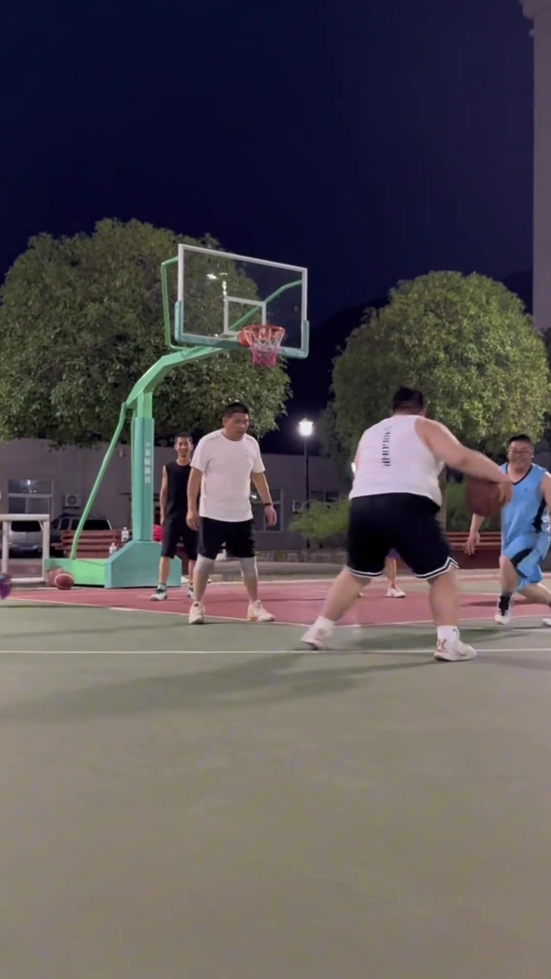 这会不会是东契奇退役以后打球的样子