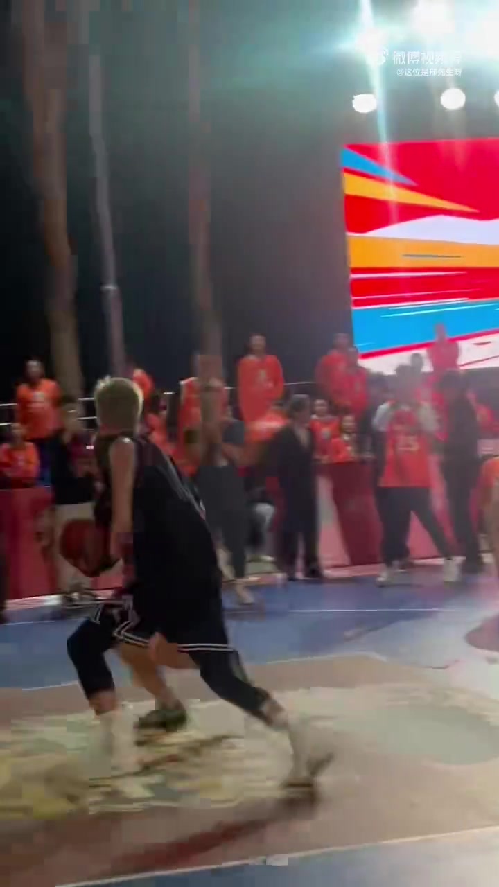 追梦为徐静雨送出丝滑妙传但徐静雨被镇守篮下的郭艾伦大帽