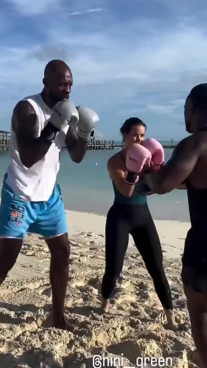 咋还有个女陪练乌度卡和杰夫格林等人在沙滩训练拳击