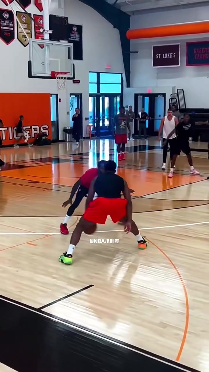 壮了一大圈啊米切尔最新训练视频真是又壮又准