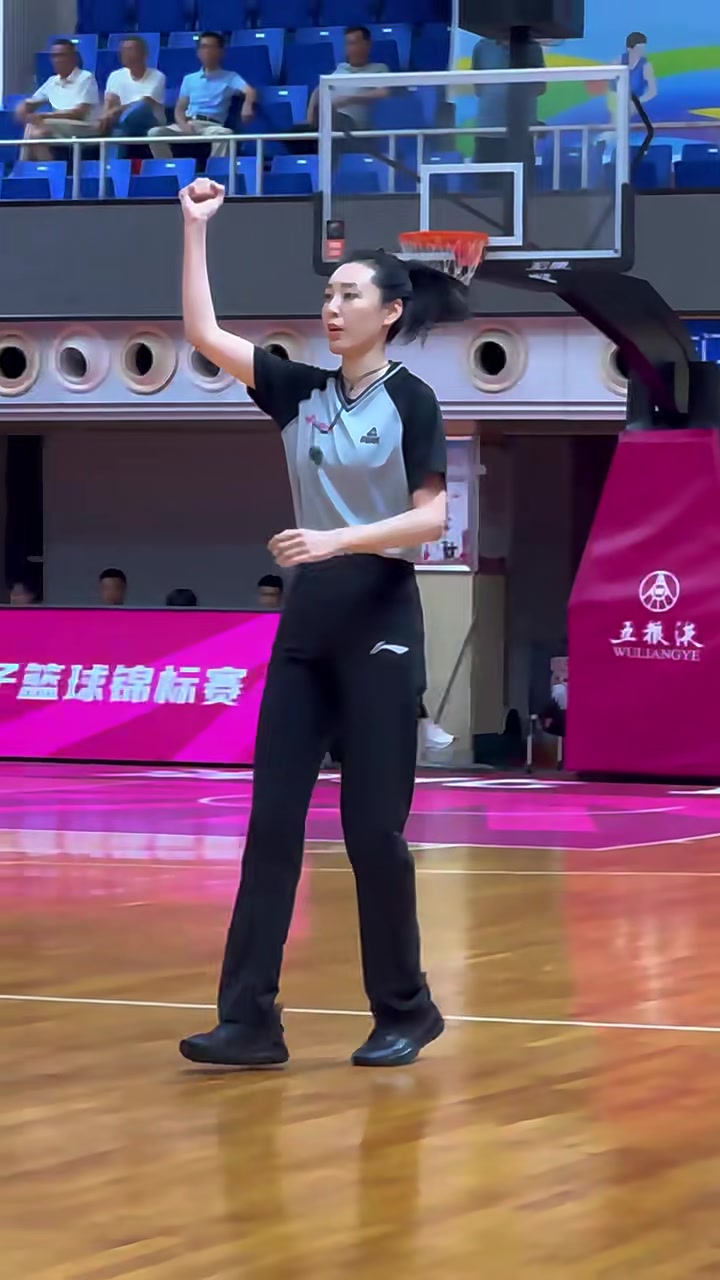 又美又飒看完之后我再也不喷CBA裁判啦