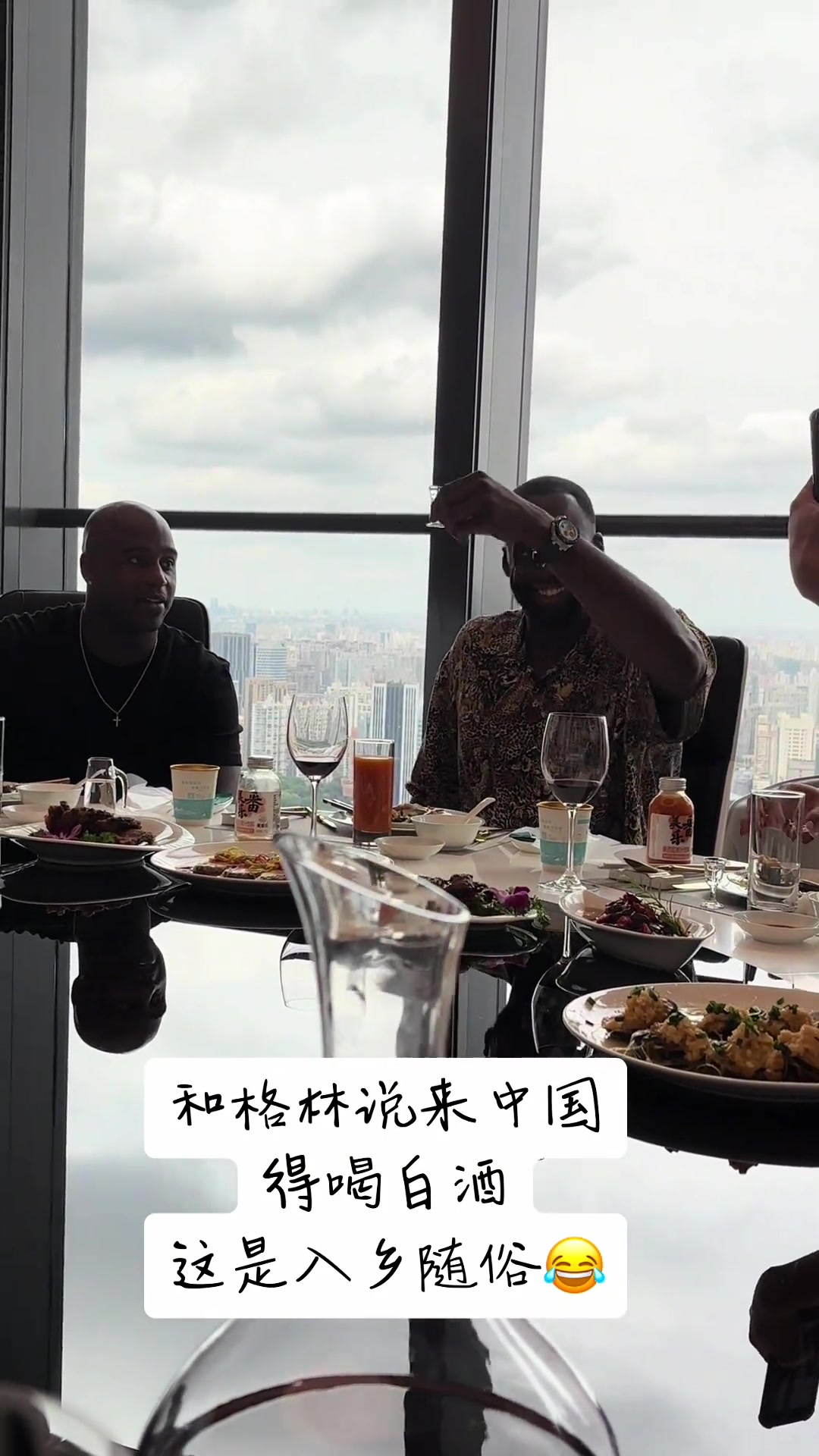 入乡随俗追梦中国行尝试白酒 喝完这反应太真实了