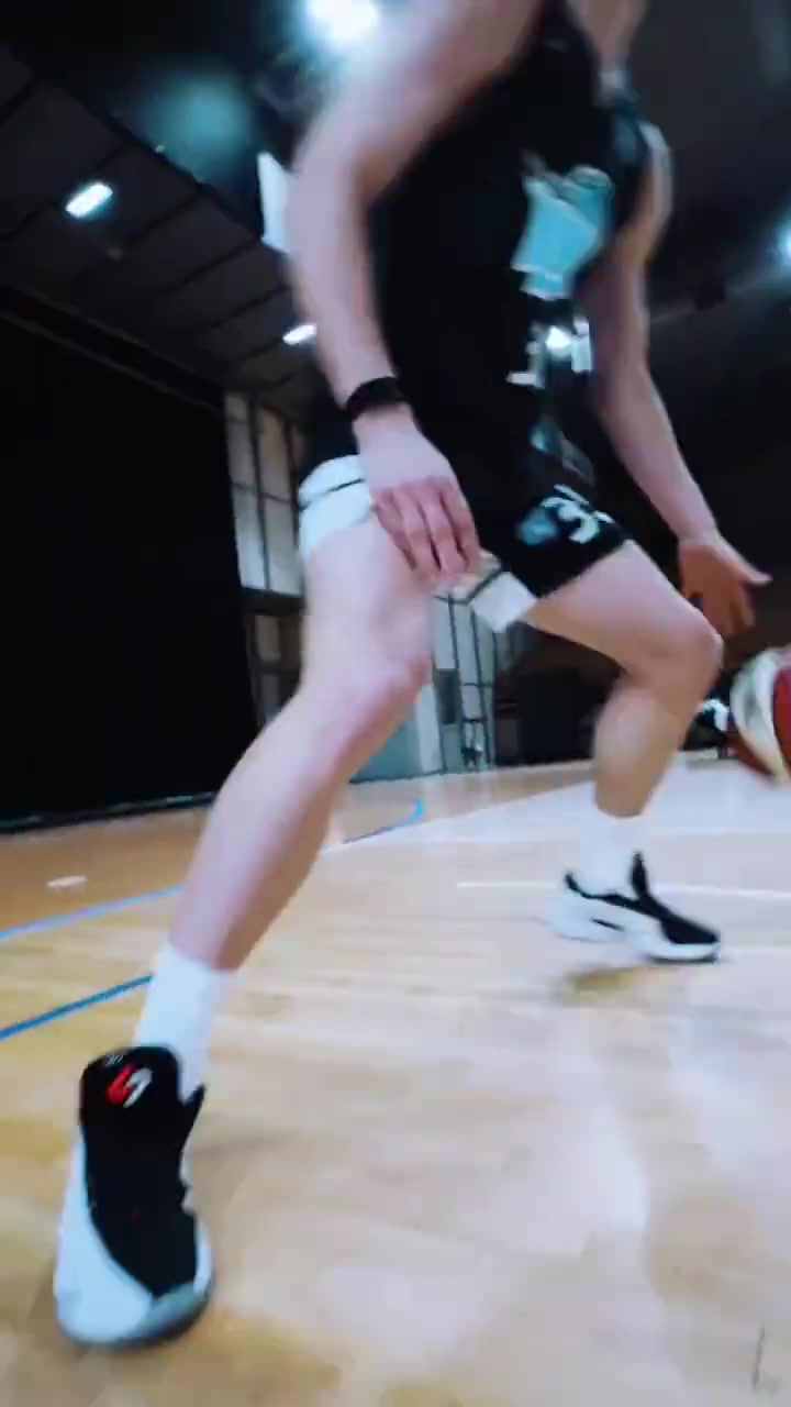 羡慕了东契奇送给斯洛文尼亚当地球队一人一双卢卡4代球鞋