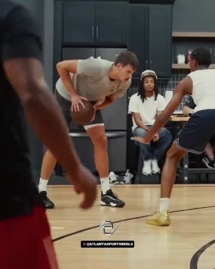 湖人梦寐以求的中锋凯斯勒这个夏天似乎又长壮了