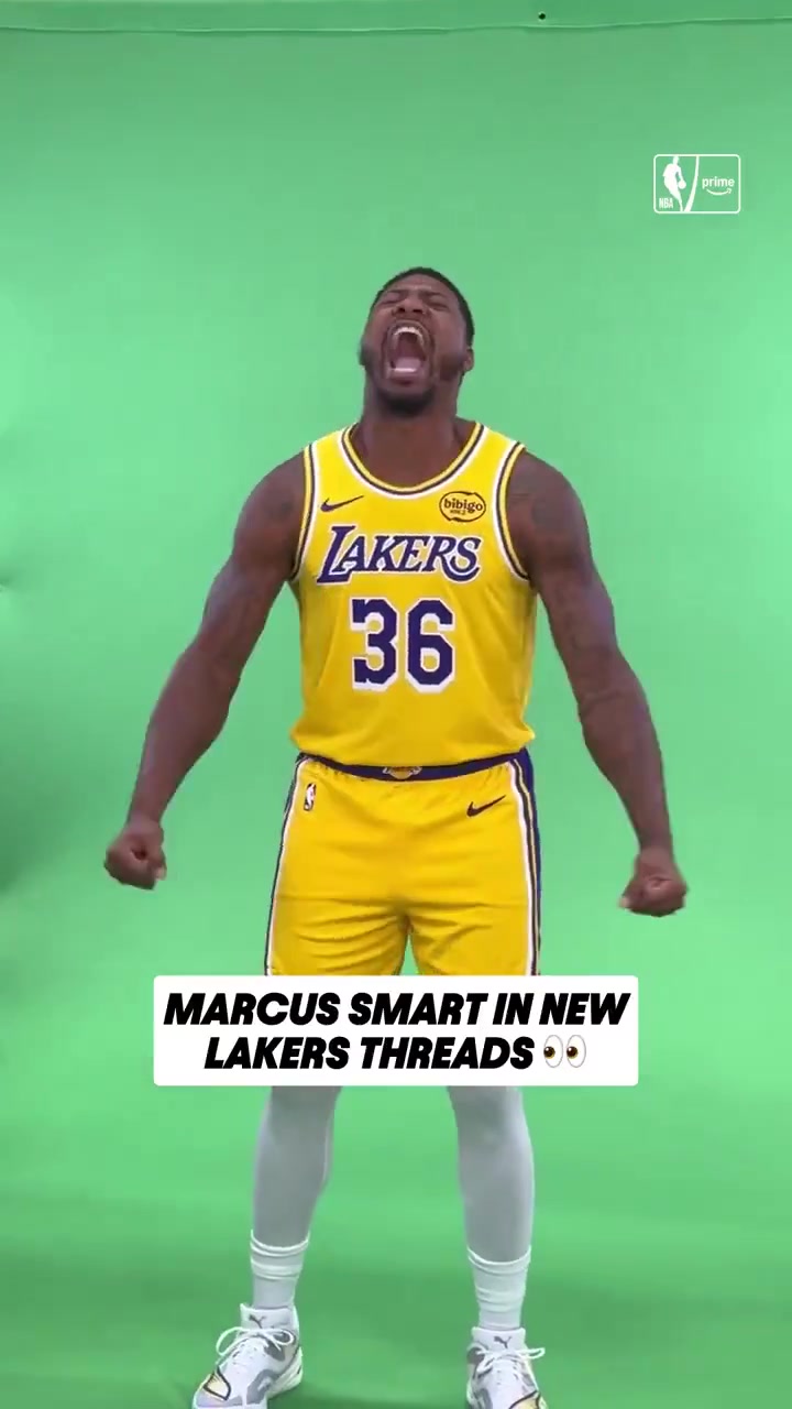 招牌的怒吼哈新援斯玛特参加湖人媒体日定妆照拍摄