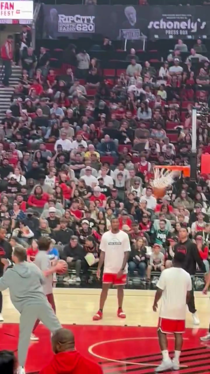 洒洒水啦杨瀚森在球迷日三分训练稳稳命中