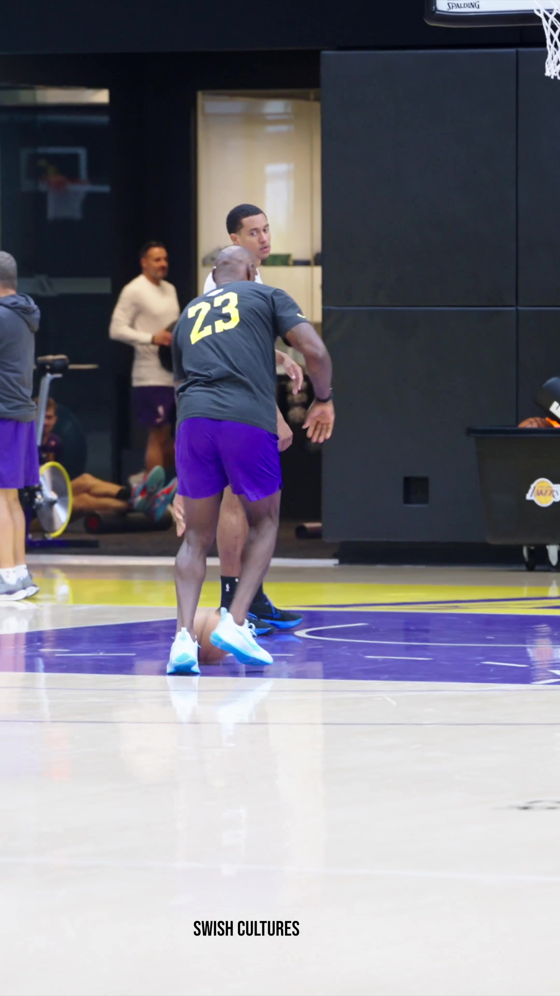 晃了全世界老詹宣布完决定2后首现身笑容满面进行训练