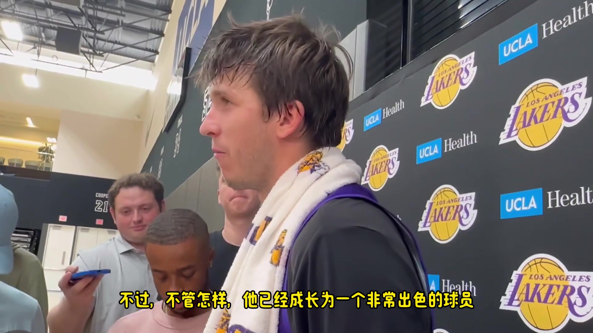 情商很高里夫斯赞布朗尼季前赛表现他几乎每天都是场上表现最好球员之一