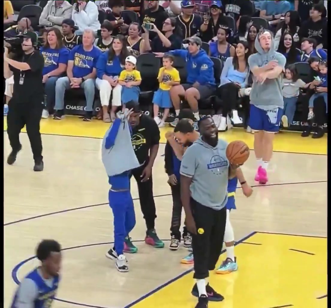 你俩真坏巴特勒库里指使小球迷向希尔德扔球衣