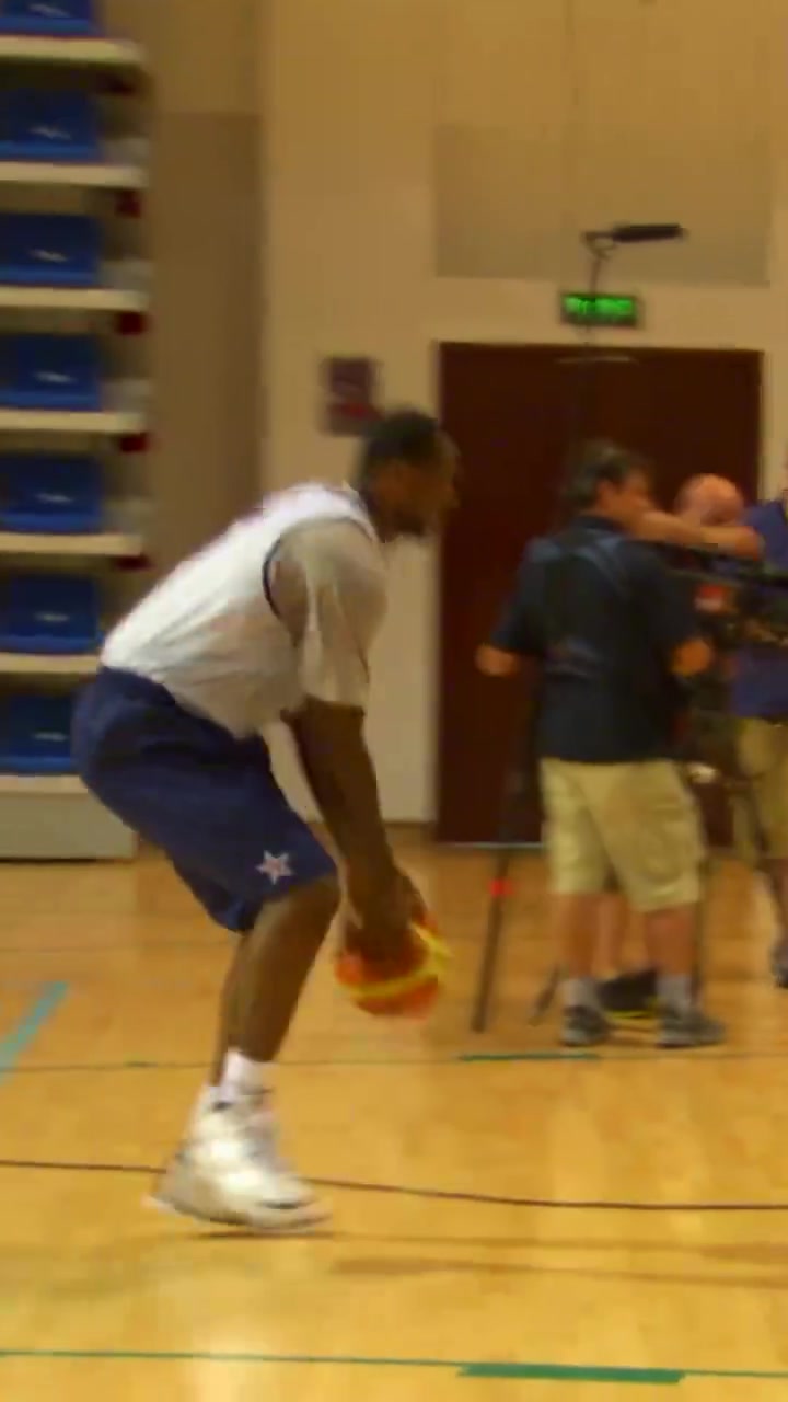 08年美国梦八队内训练詹姆斯和保罗互相打闹甜瓜一旁看着