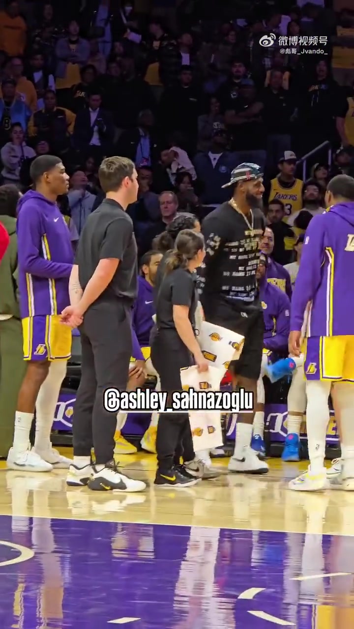 养伤中的詹姆斯今天又坐不住了拿着球就想投个篮