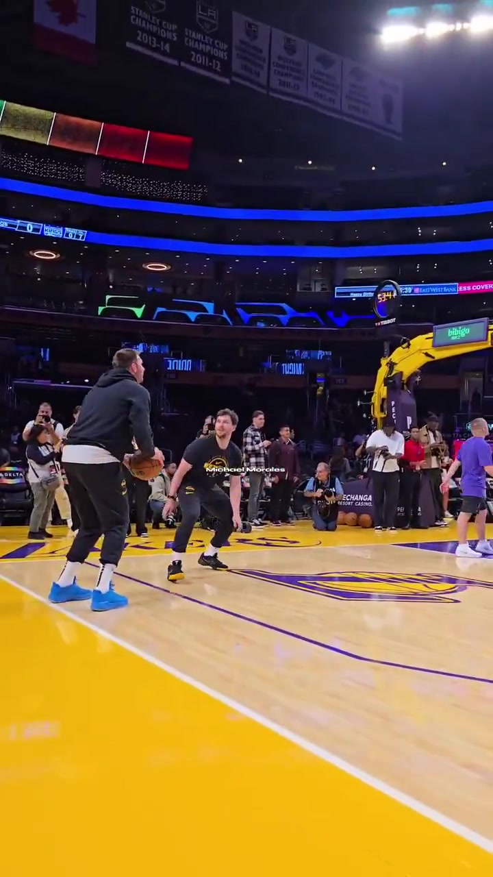 东契奇投篮热身调戏训练师来防我呀然后调高弧度命中三分