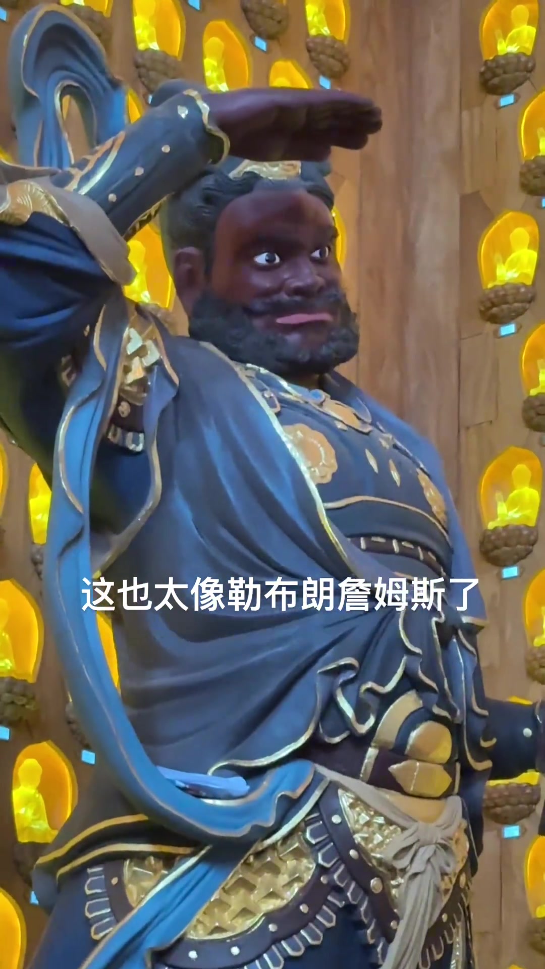 网友旅游拍到形似詹姆斯雕像老詹在中国有雕像了