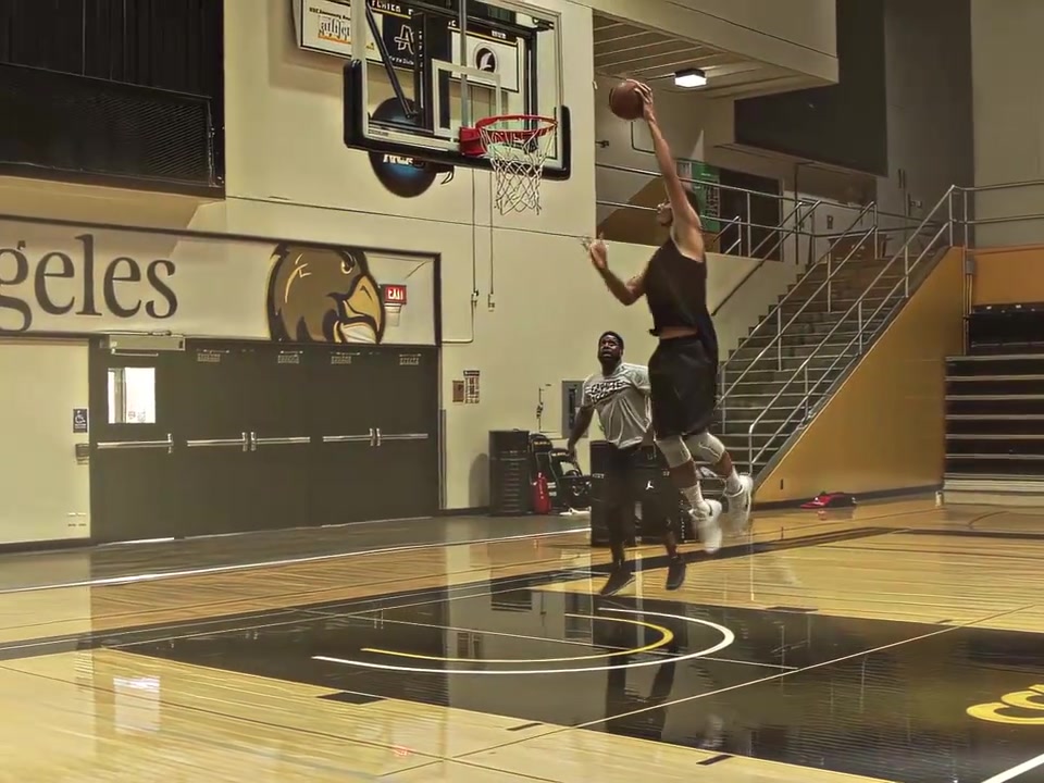 完美的肌肉线条易建联多年前在洛杉矶的个人训练