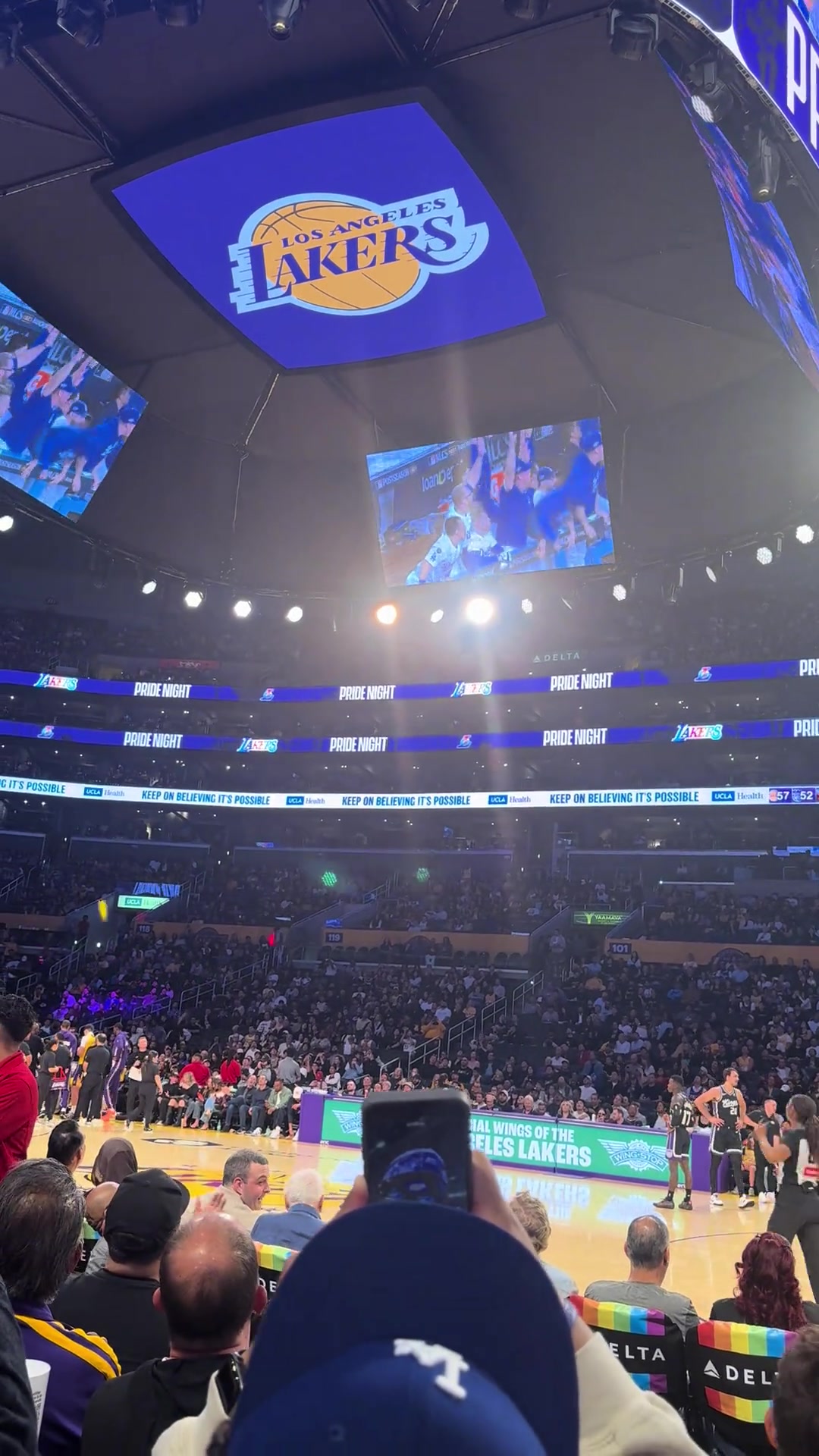 感受LA球迷对大谷翔平的爱 NBA现场播放恭喜大谷进决赛