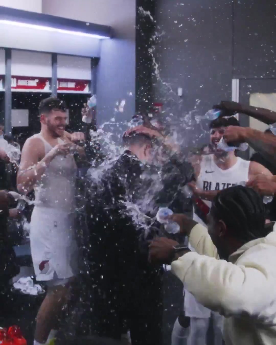 一扫阴霾开拓者全员泼水庆祝斯普利特首胜小杨泼得很开心啊