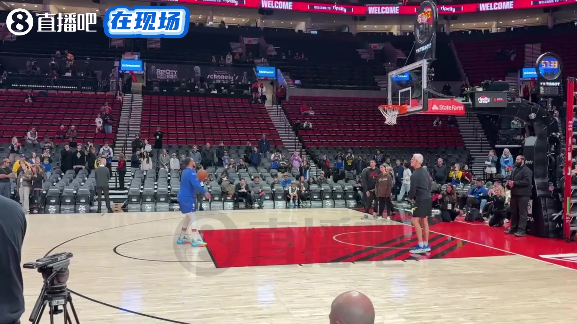 金州拉文库里赛前热身秀了一记扣篮引得现场球迷欢呼