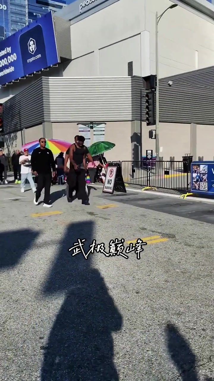 森林狼客场挑战湖人赛前爱德华兹步行前往湖人球馆...