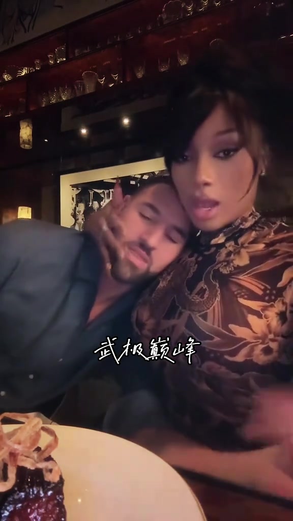 简直太甜蜜了独行侠没有比赛克莱与女友梅根大秀恩爱