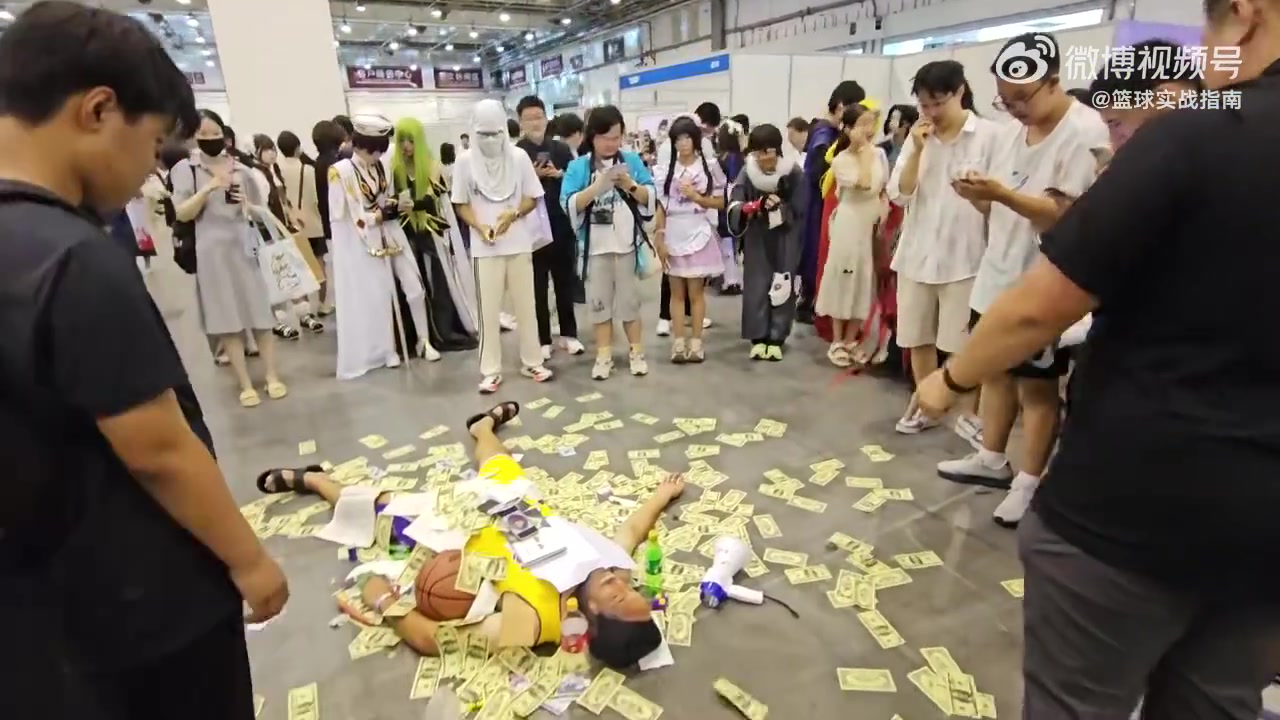 毫无底线可言网友拍到漫展有人恶意躺地cos科比