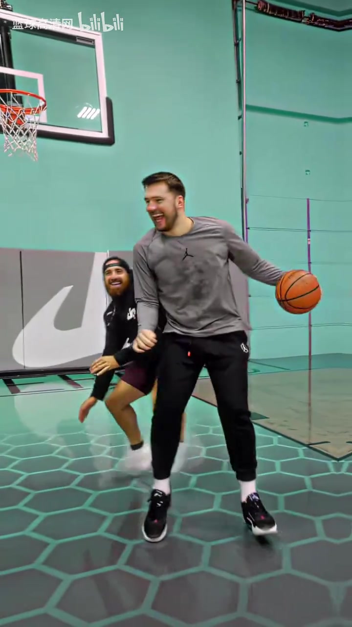 不仅是节奏而是艺术慢镜头看东契奇的进攻简直得分如喝水啊