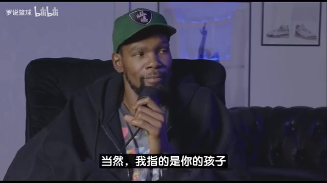 KD接受美女主持采访我妈想抱孙子但不会催我7岁侄子最爱布克