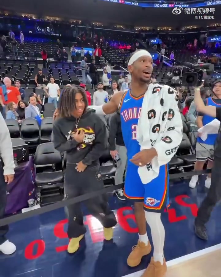 居然敢把师傅打爆了亚历山大赛后和导师保罗开心打招呼