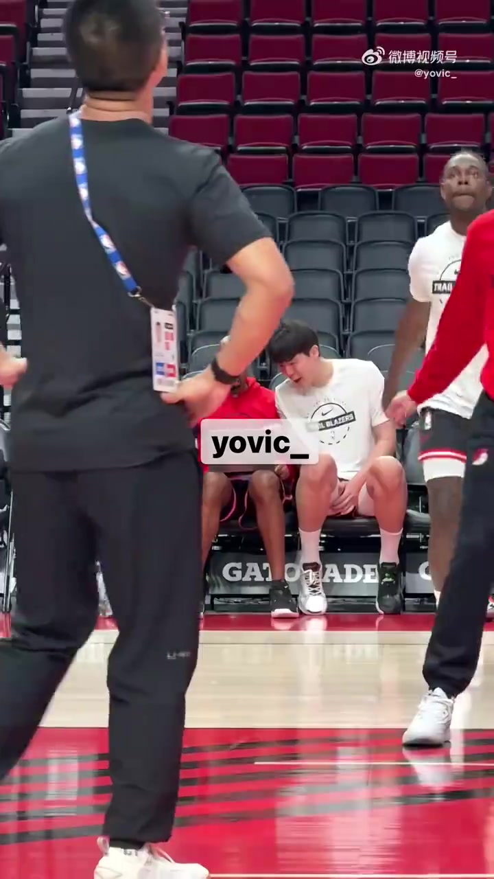 队记杨瀚森在上场热身前独自和教练组一起看录像交流细节