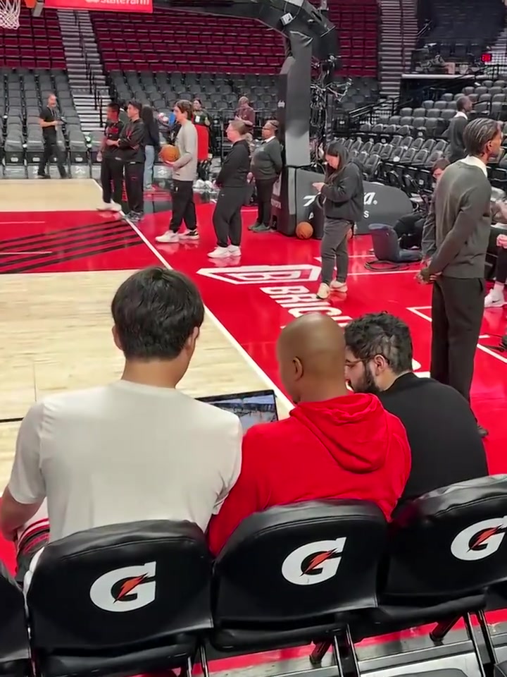 非常专注助教给杨瀚森分析录像小杨目不转睛仔细听讲