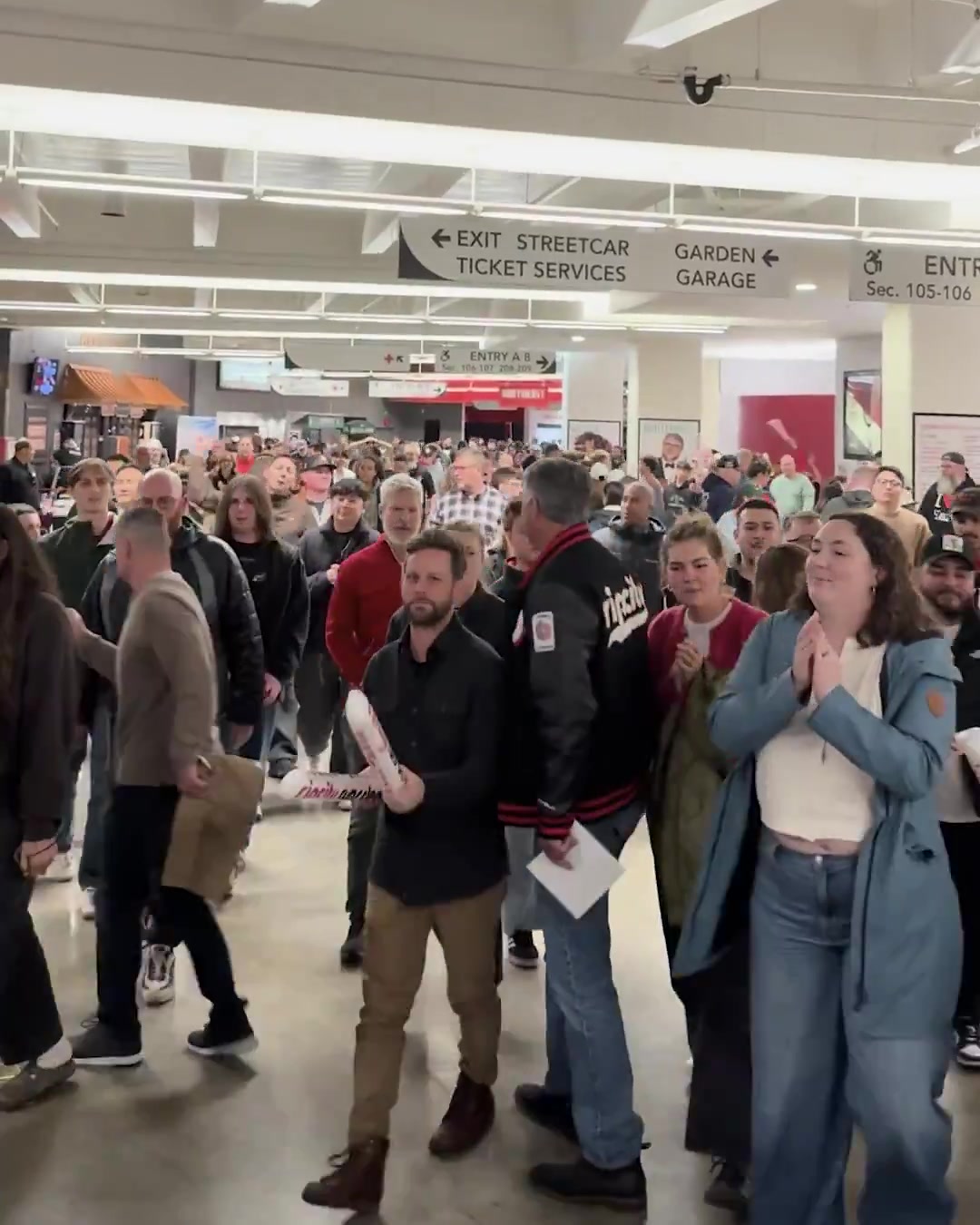 开拓者赢了联盟第一的雷霆主场球迷赛后开心得不得了