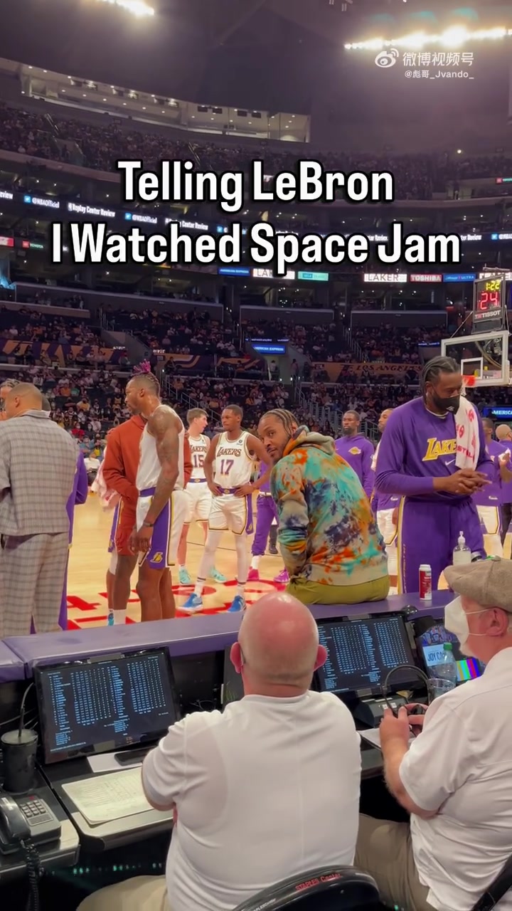 太豪华了22年湖人群星阵容里夫斯在角落站如喽啰