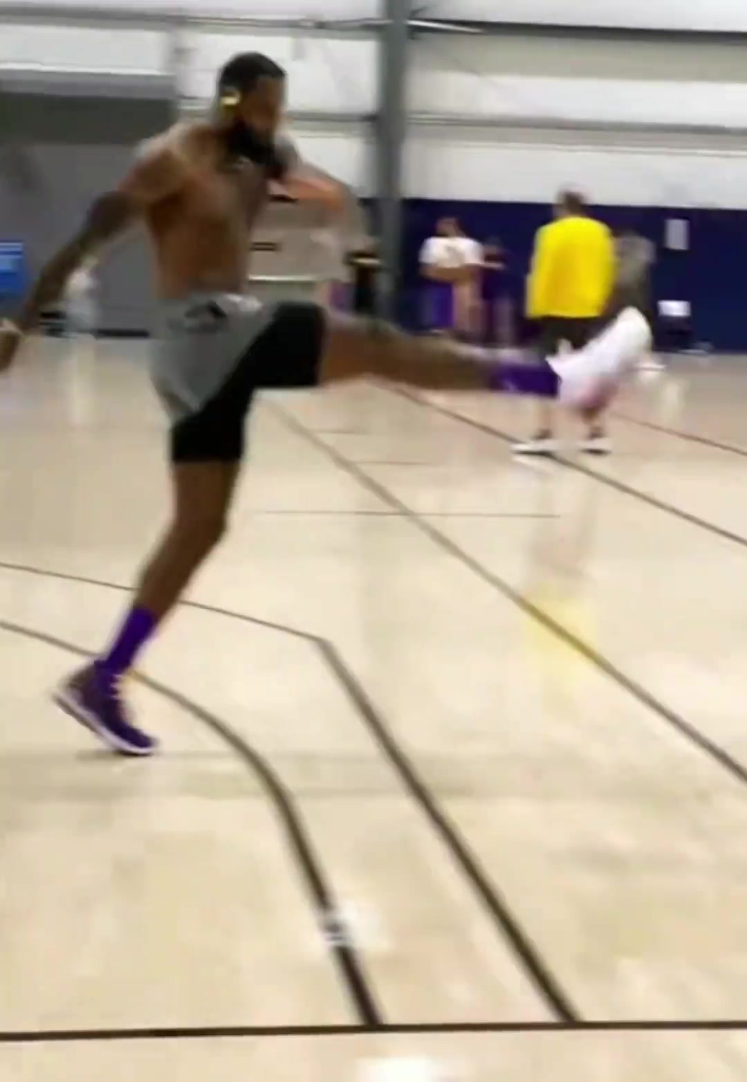 老詹在陪练无对抗的情况下脱手气的直接踢飞篮球