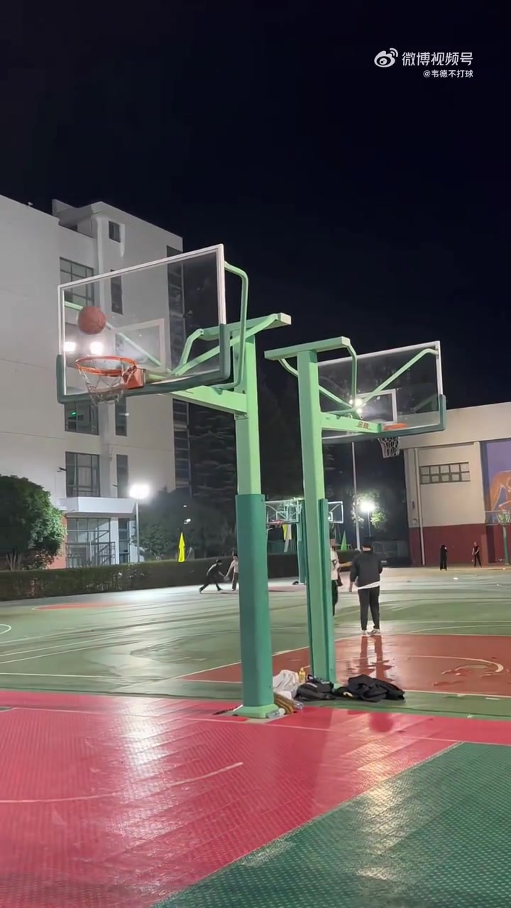 这妹子的背打谁想上去教她两招的