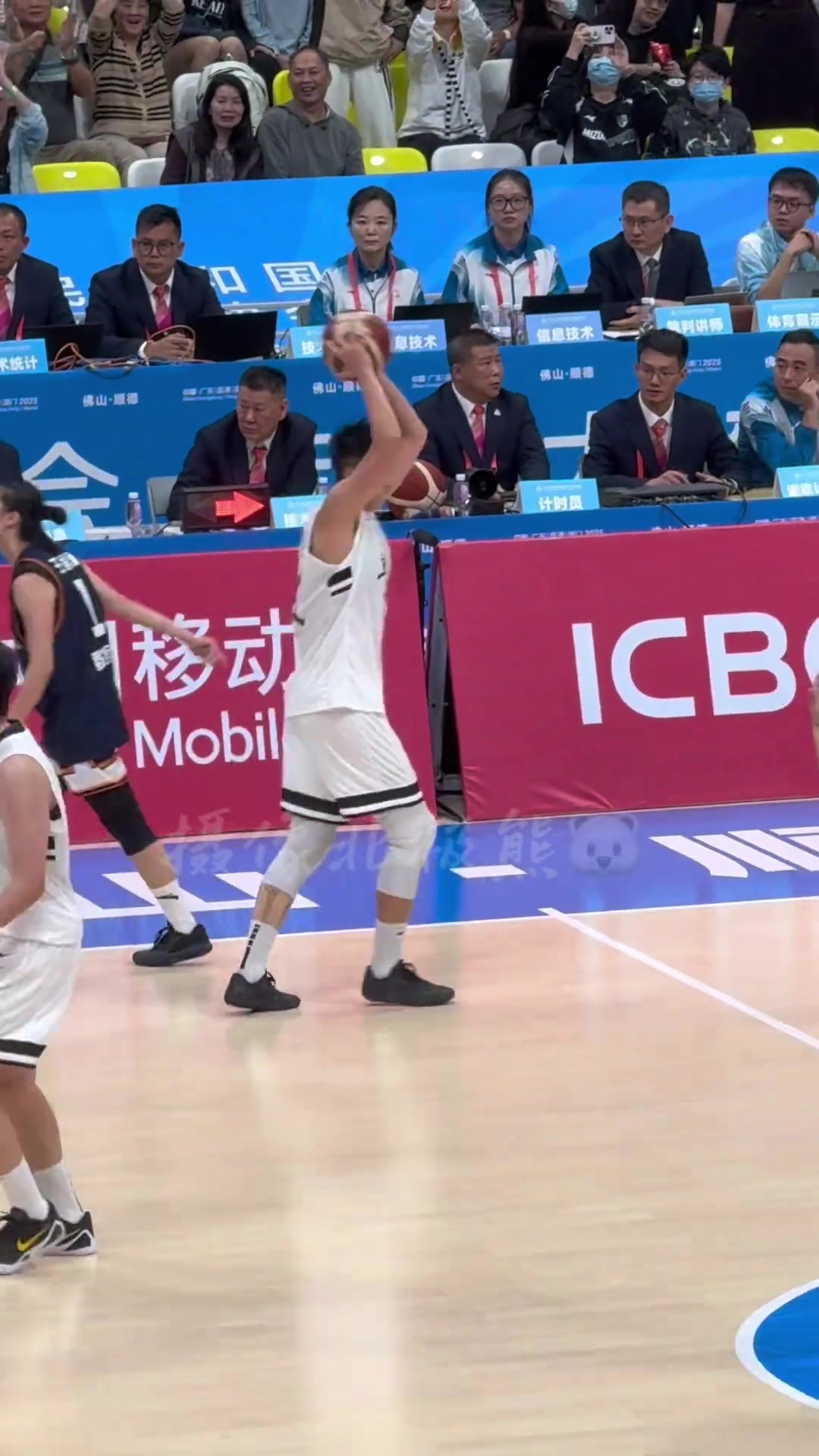 手机拍摄夺冠瞬间全运广东女篮击败四川杨舒予姐妹队友抱头痛哭