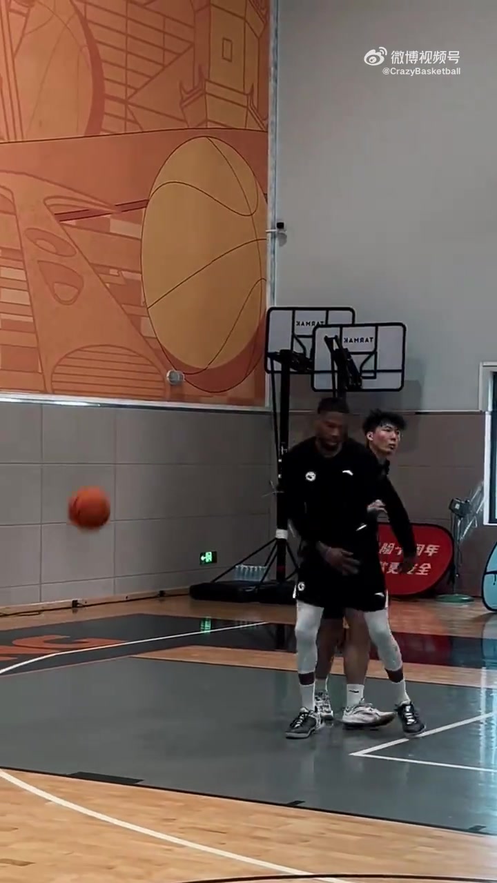 看平常心和威姆斯单挑可以感受到网红街球手和职业之间的差距了