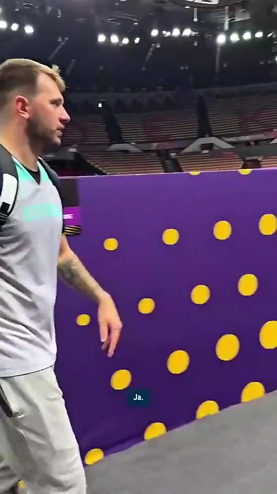 逆天球感东契奇此前从观众席扔进超远三分队友看傻认输了