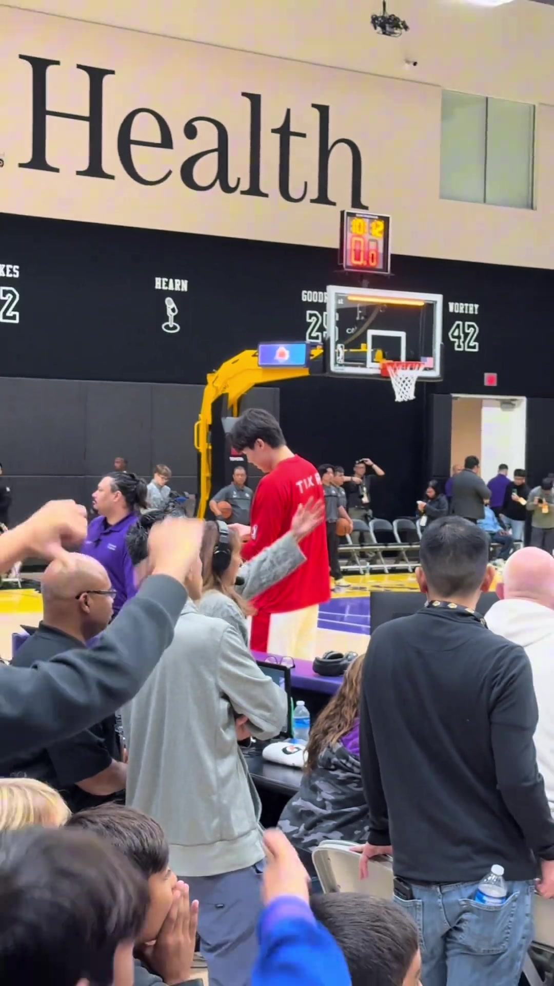 杨瀚森昨日跟小黑粉们相视一笑