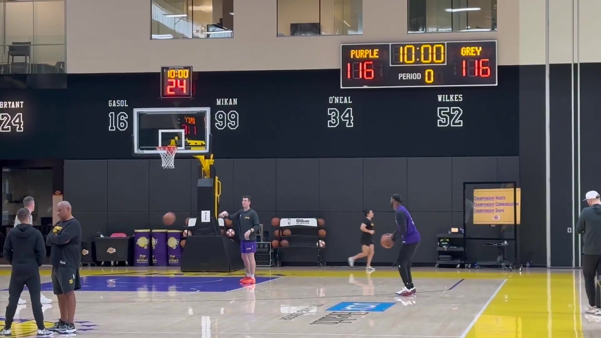 詹姆斯昨日训练看这身手明天复出应该没啥问题啊