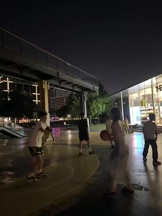 别看小姐姐穿着连衣裙和拖鞋她是真的会打球