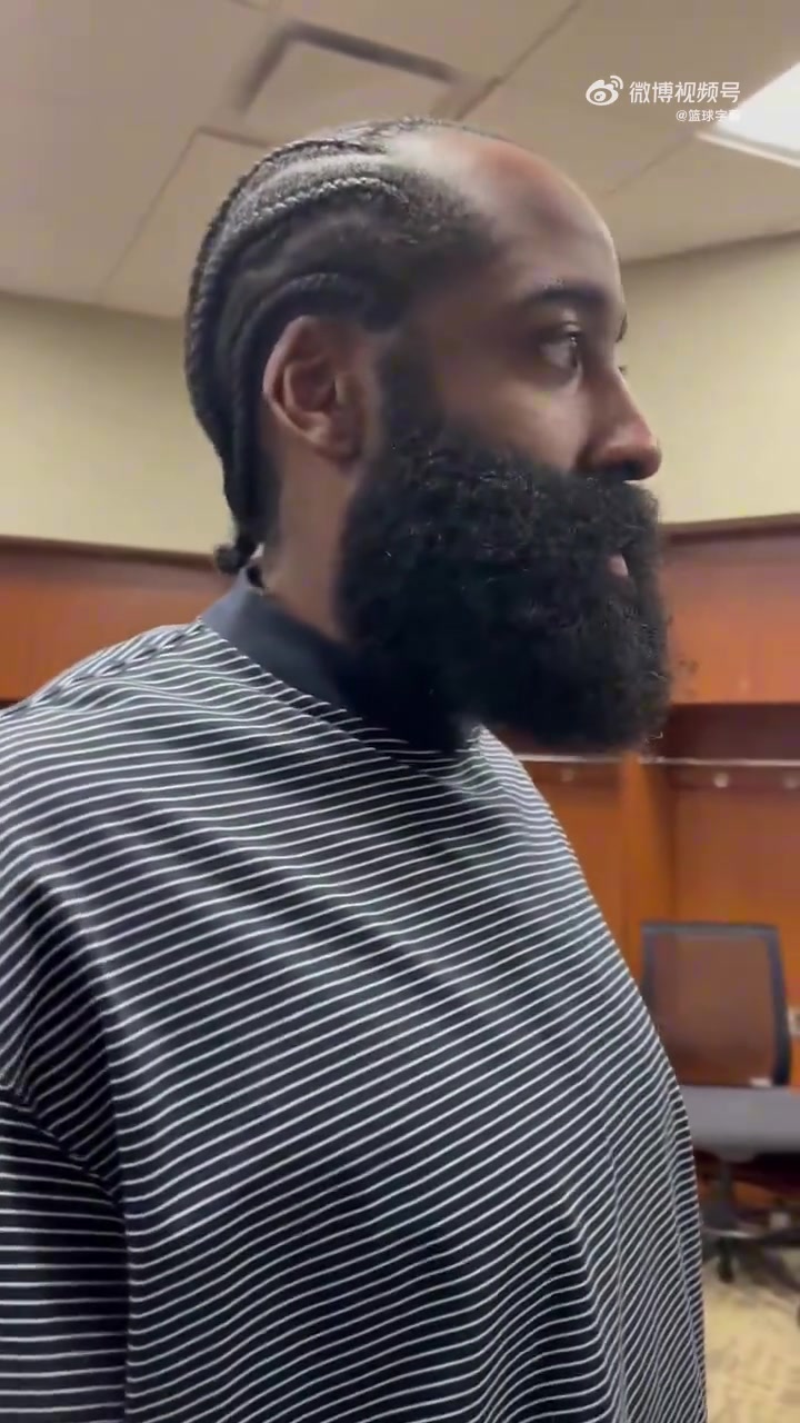 眼神都没光了哈登采访无奈摇头现在缺兵少将 谁能上就上吧