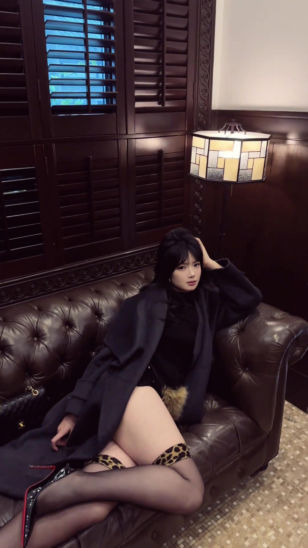 换风格了篮球网红哎哟薇这身御姐黑丝自拍如何