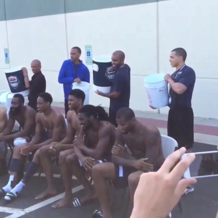 总有你没看过的视角名场面库里哈登等美国队员接受冰桶挑战