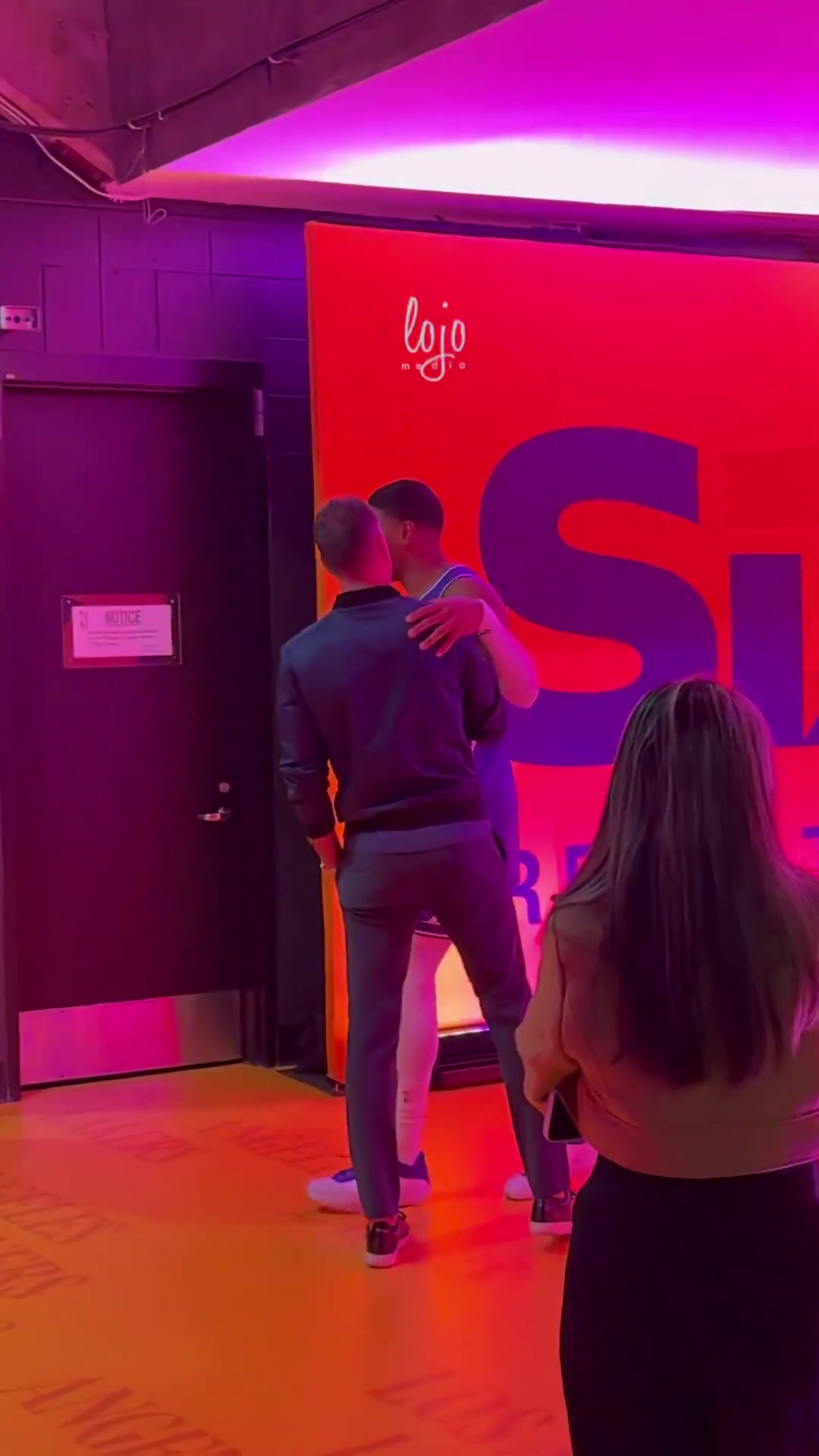 湖人战胜快船赛后总经理佩林卡在球员通道等待詹姆斯东契奇等人