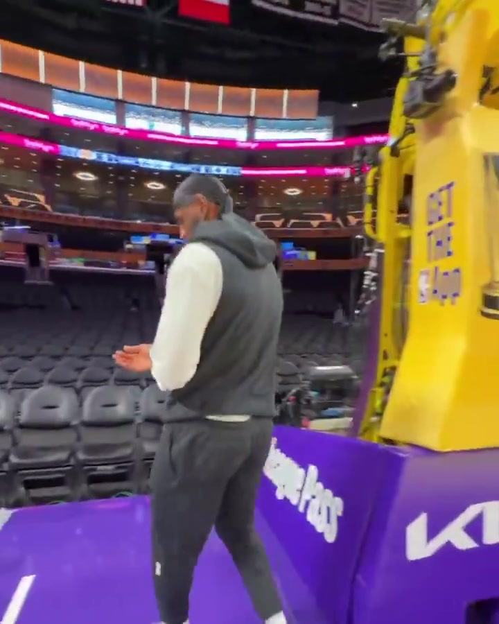 本赛季首次参加NBA杯比赛詹姆斯赛前表演单手炸扣