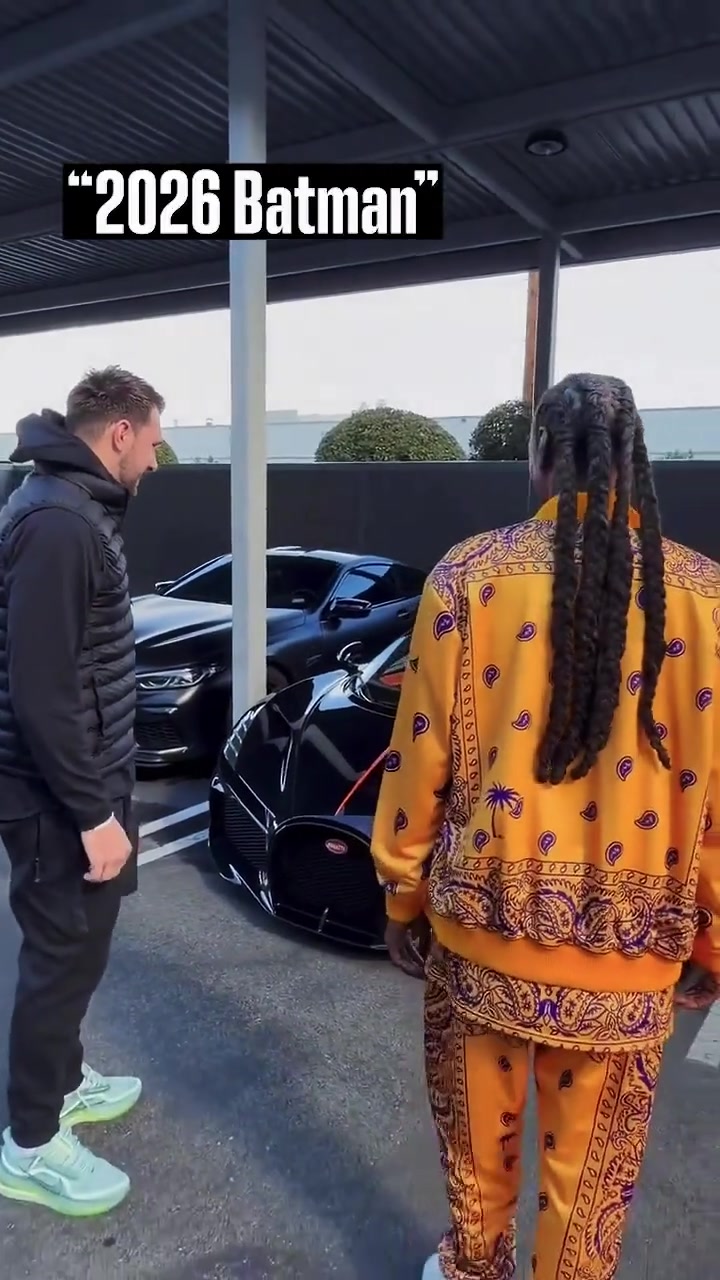 卢卡和老狗一起欣赏新车不得不说真是太酷了