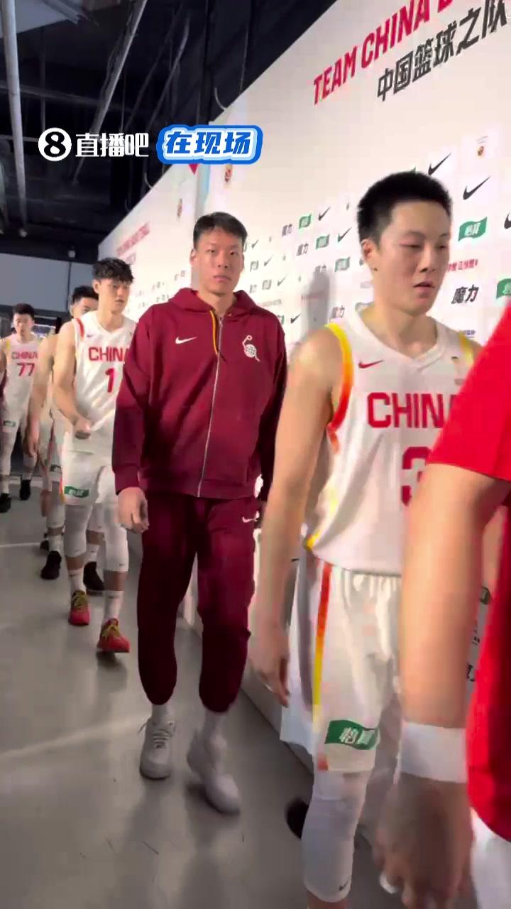 小吧现场实拍男篮惜败球员们面无表情退场 现场播真心英雄